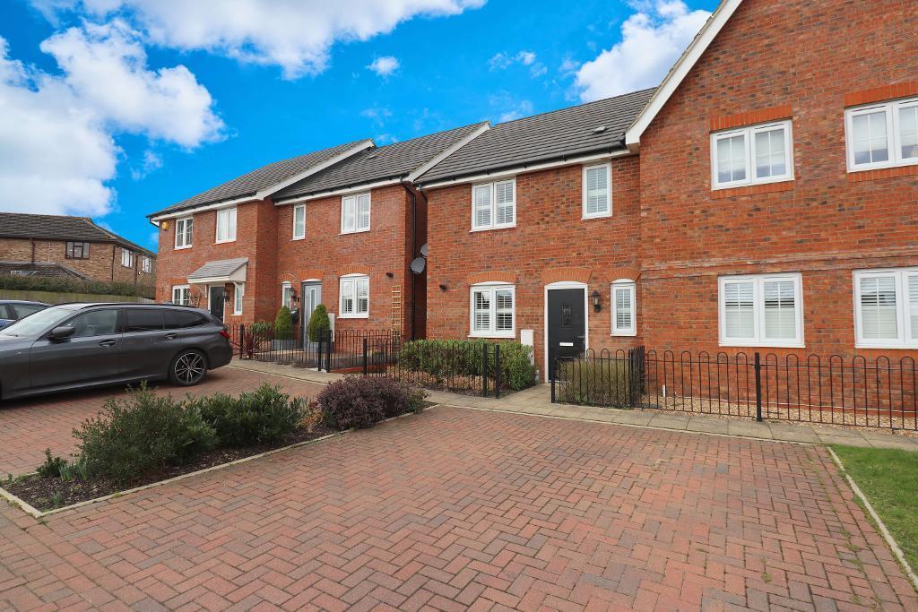 Shackleton Gardens, Flitwick... 3 bed semidetached house £360,000