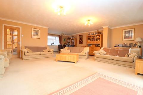 28 Blakeney Drive, Luton, LU2 7AL