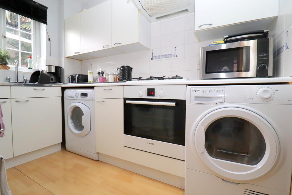 Spurcroft, Luton, Bedfordshire, LU3 4EG 1 bed cluster house £220,000