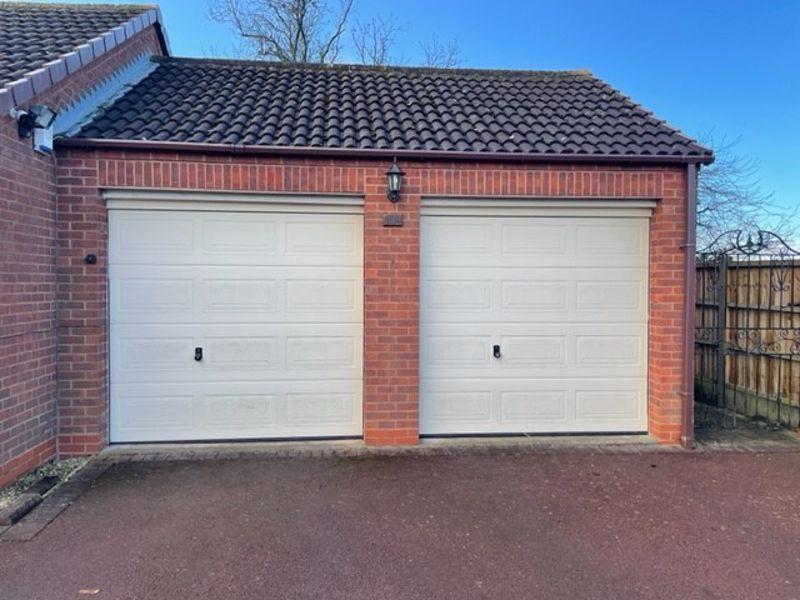 Leyland Road, Bulkington 2 bed detached bungalow £1,000 pcm (£231 pw)
