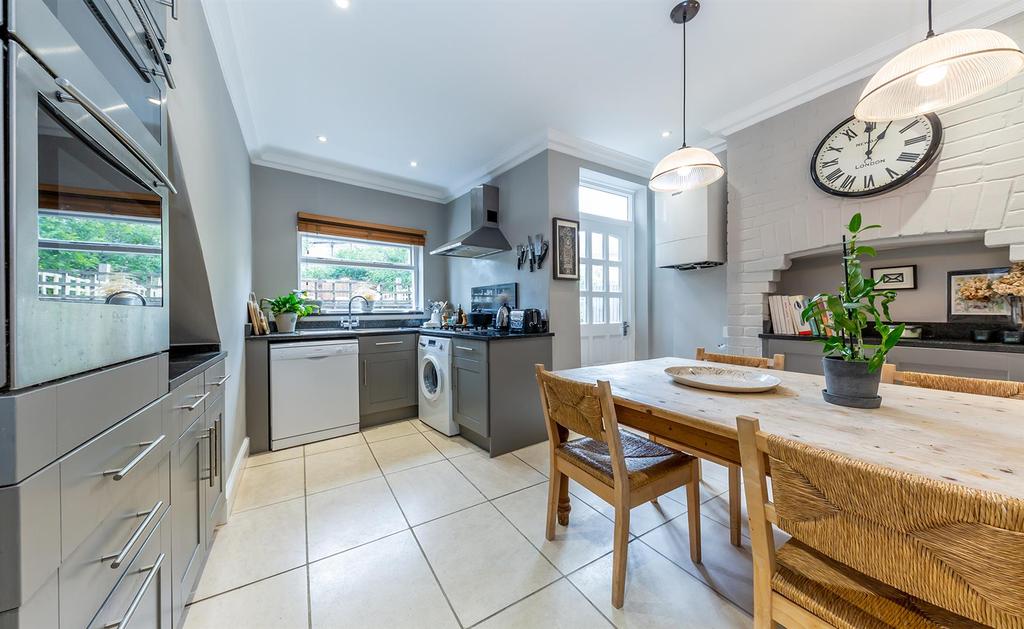 Albert Road, N22 7AQ 2 bed flat £1,850 pcm (£427 pw)