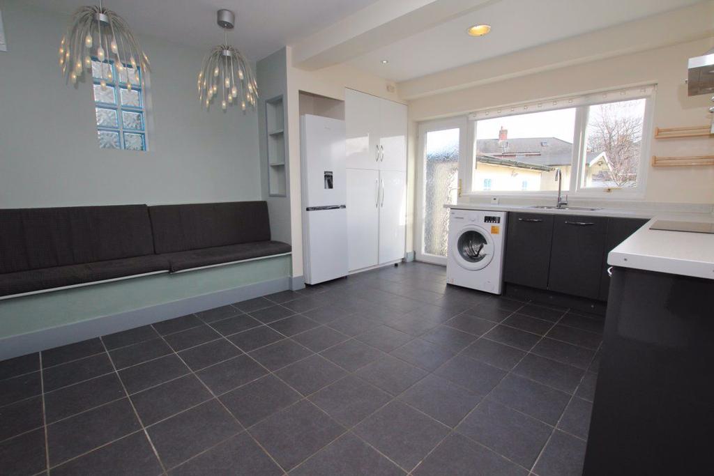 Pinehurst Road, Swindon 3 bed house £1,200 pcm (£277 pw)