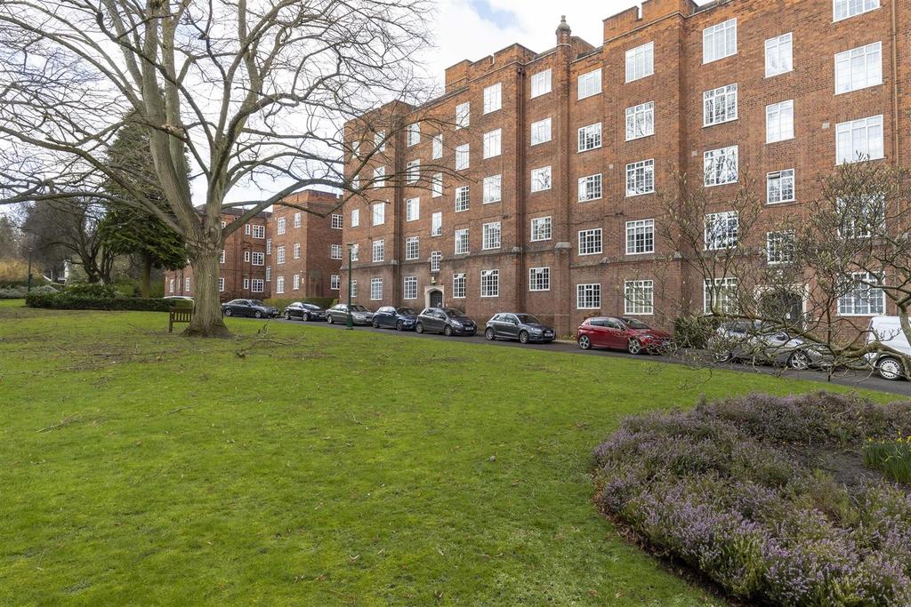 Stoneygate Court, London Road 2 bed flat £220,000