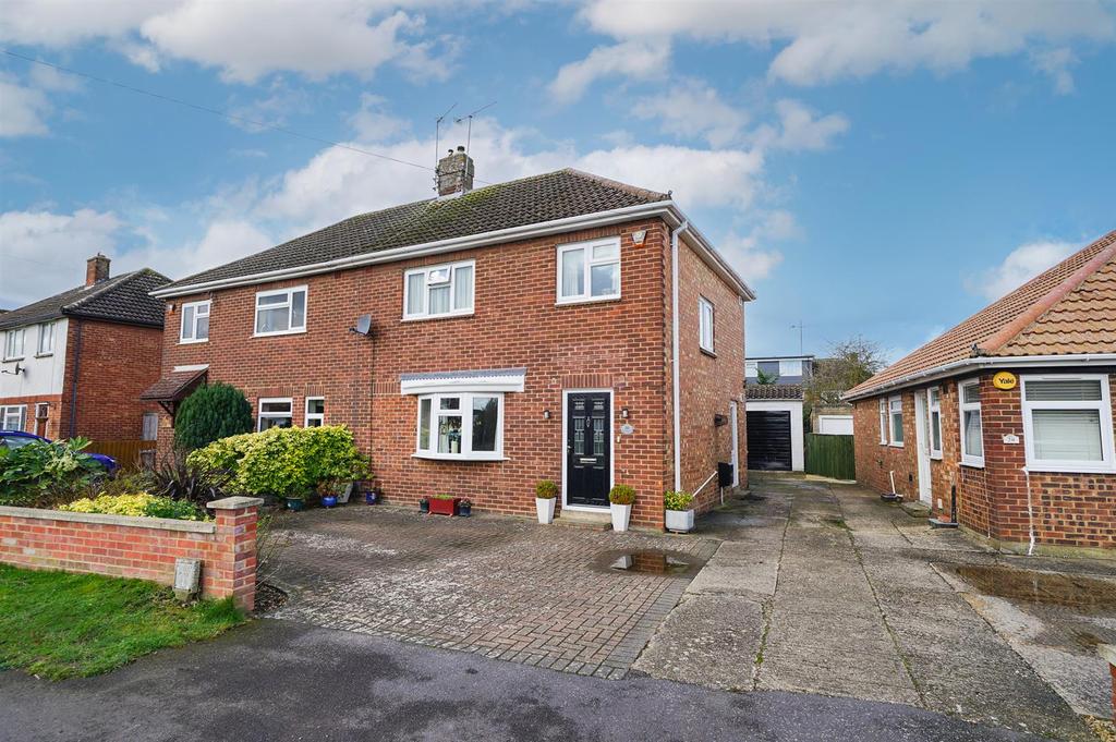 Brooklands Drive, Leighton Buzzard 3 bed semidetached house £400,000
