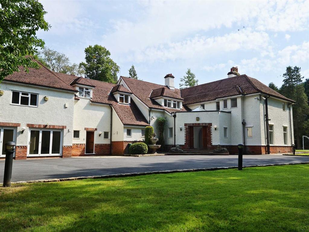 Weston Road, WILMSLOW 7 bed detached house £7,500 pcm (£1,731 pw)