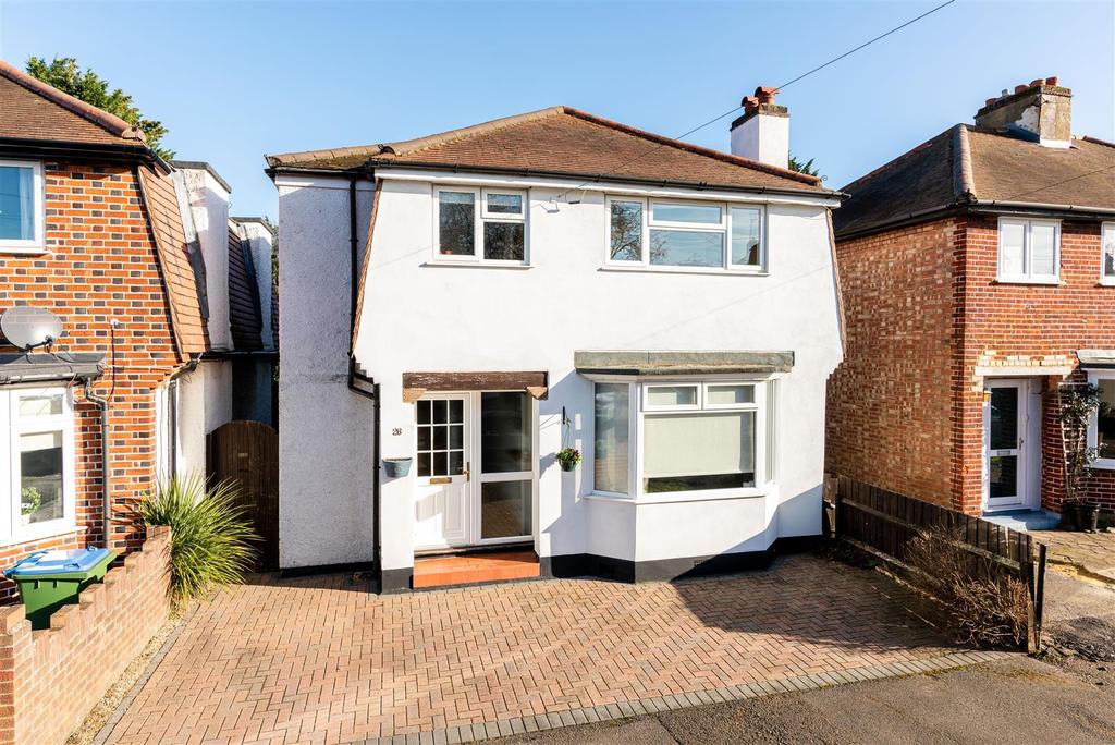 Claremont Close, Hersham... 3 bed detached house £625,000