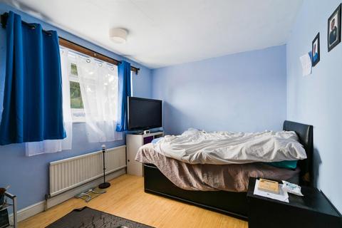 6 Hatch Gardens, Tadworth, KT20 5JS