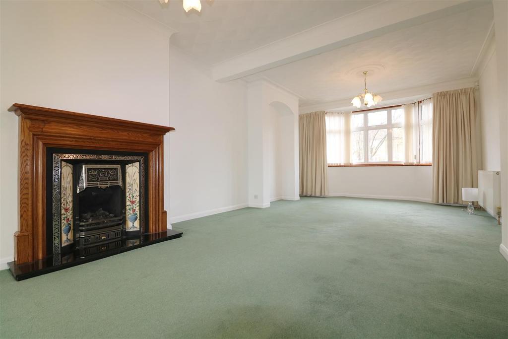 Long Lane, Grays 3 bed link detached house £1,550 pcm (£358 pw)