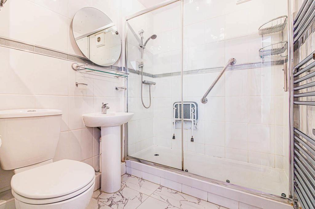 Bed1ensuite.jpg