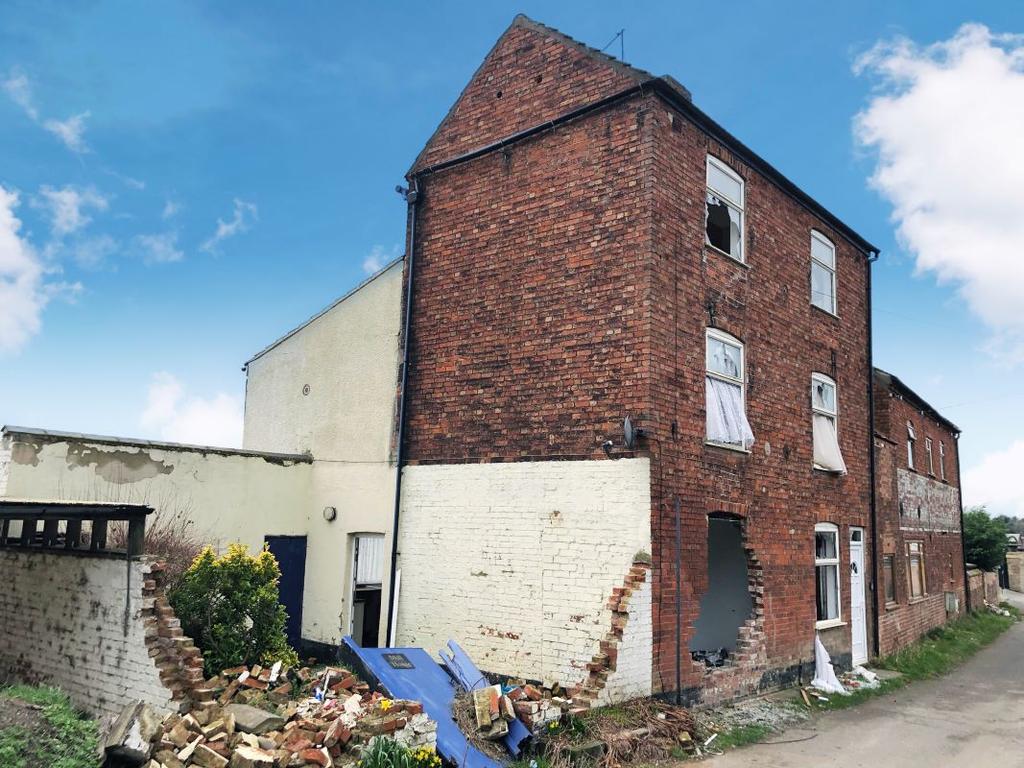 Mill House, Tolney Lane, Newark, Nottinghamshire, NG24 1BZ 3 bed end of