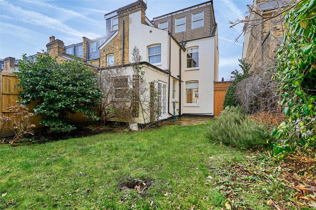 Heath Gardens, Twickenham, TW1 3 bed end of terrace house £3,500 pcm
