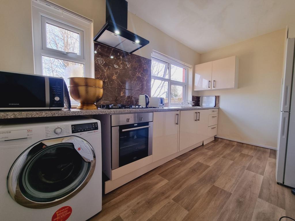 Lynfield Drive, Bradford, BD9 2 bed semidetached house £120,000