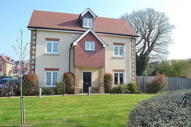 Halcyon Close, Oxshott, KT22 4 bed house £850,000