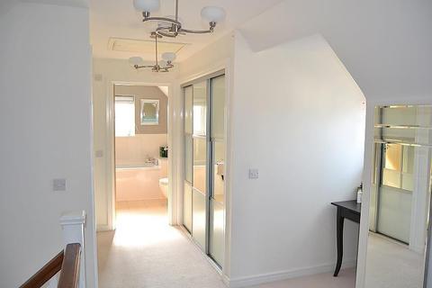 39 Halcyon Close, Oxshott, Leatherhead, KT22 0HA