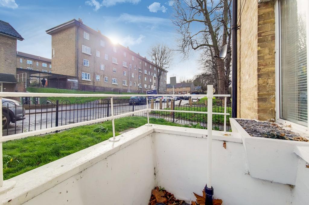 Lawn Terrace, Blackheath, London, SE3 3 bed ground floor flat - £450,000