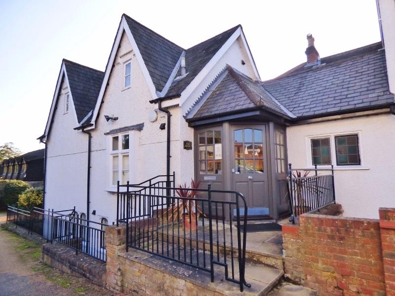 LEATHERHEAD 2 bed flat £1,300 pcm (£300 pw)