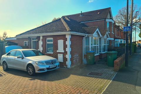 3 bedroom semi-detached bungalow to rent, NO FURTHER ENQUIRIES! Winchester Road, Bassett