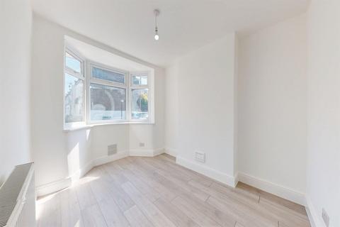 3 bedroom terraced house to rent, Pretoria Road, Canning Town, E16