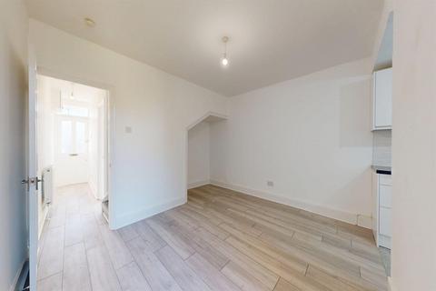 3 bedroom terraced house to rent, Pretoria Road, Canning Town, E16
