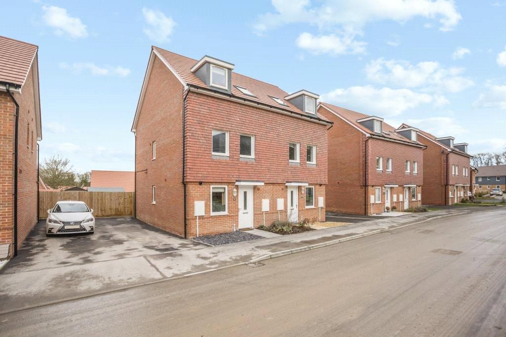 Blackmoor Drive, Basingstoke, RG24 3 bed semidetached house £395,000