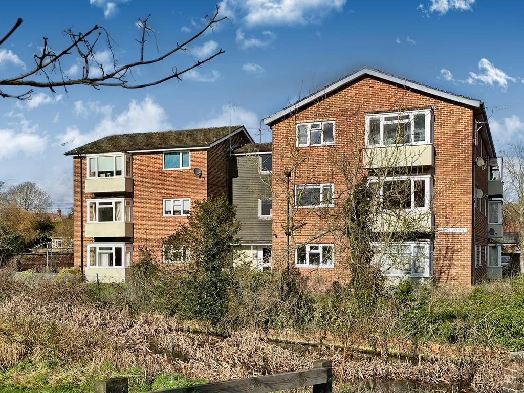 Oxford Street, Hungerford RG17 2 bed apartment £255,000