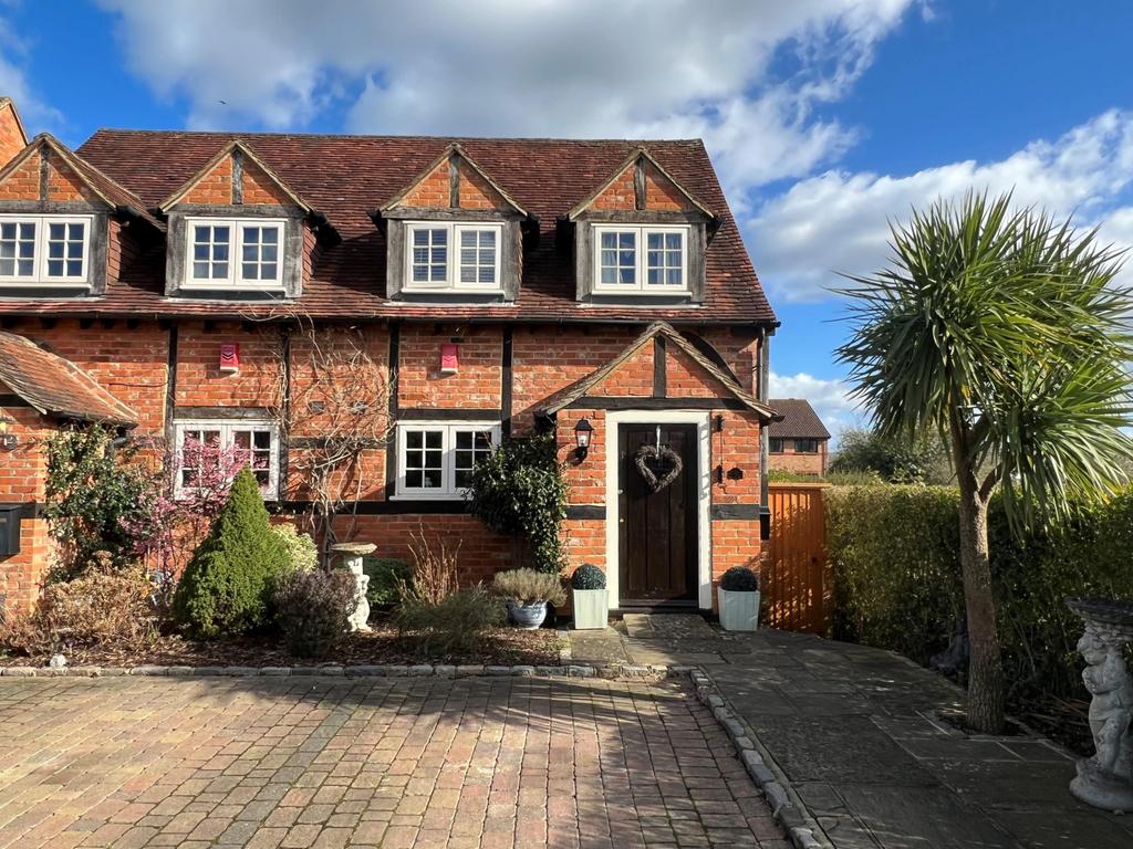 Brox Mews, Ottershaw, KT16 3 bed end of terrace house £635,000
