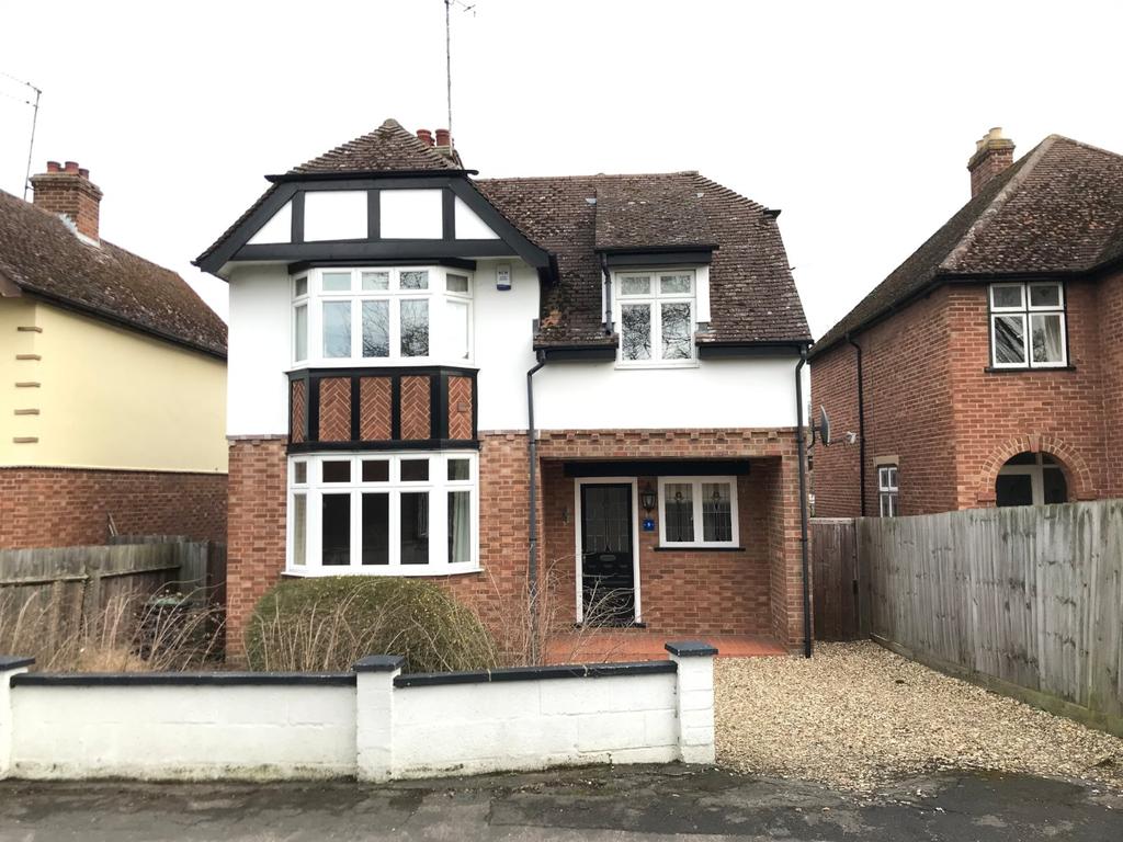 Duchess Drive, Newmarket, Suffolk 3 bed detached house £1,695 pcm (£