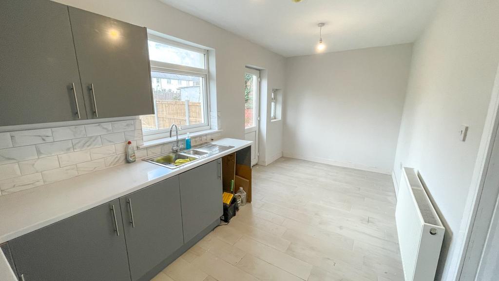 Oak Avenue, NewtonLeWillows... 3 bed semidetached house £750 pcm