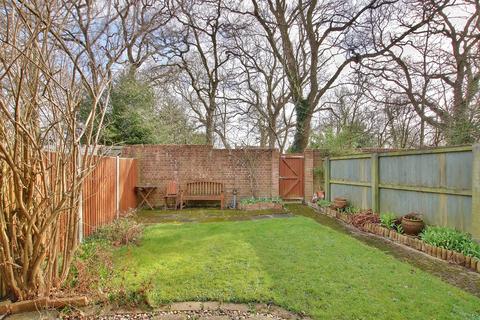 16 Beverley Gardens, Romsey, SO51 7TA