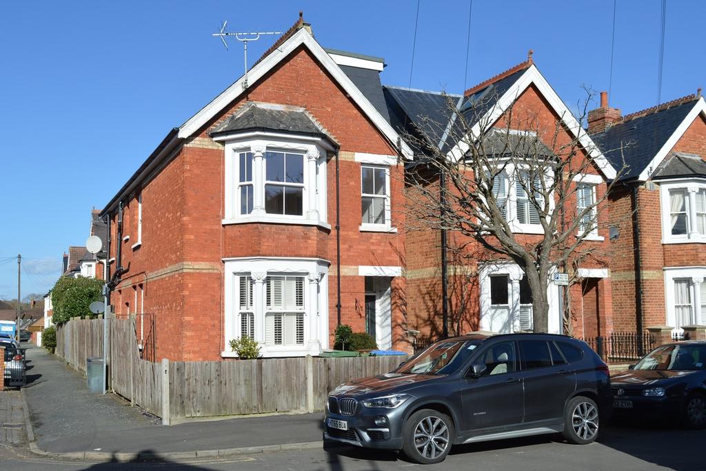 Holstein Avenue, WEYBRIDGE, KT13 5 bed detached house £3,400 pcm (£