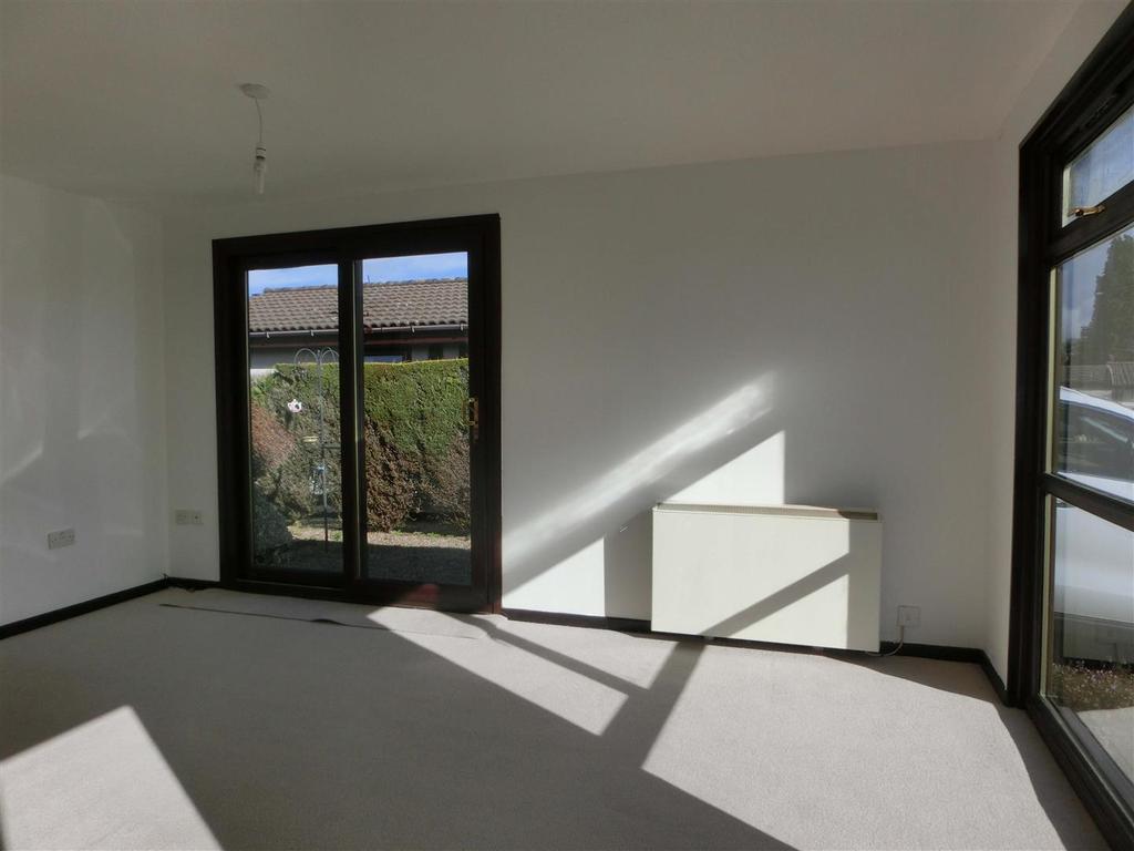 Avon Drive 4 Lounge3.jpg