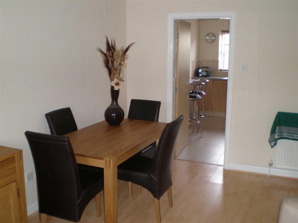 TIVERTON DRIVE WILMSLOW 2 bed flat £995 pcm (£230 pw)