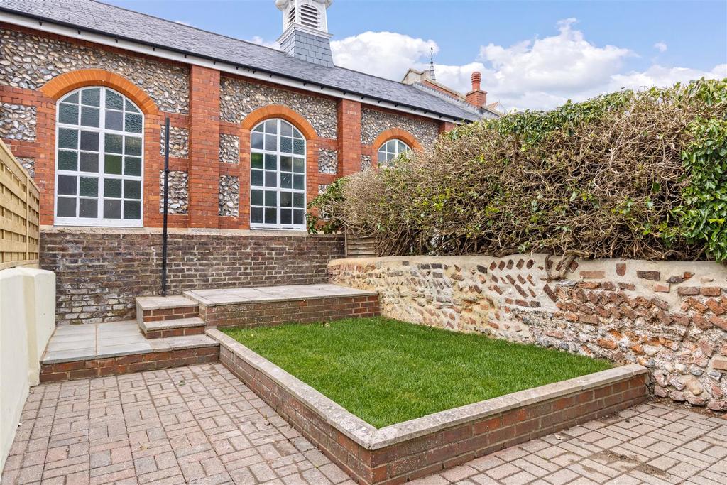 Howard Street, Worthing 2 bed terraced house £1,400 pcm (£323 pw)