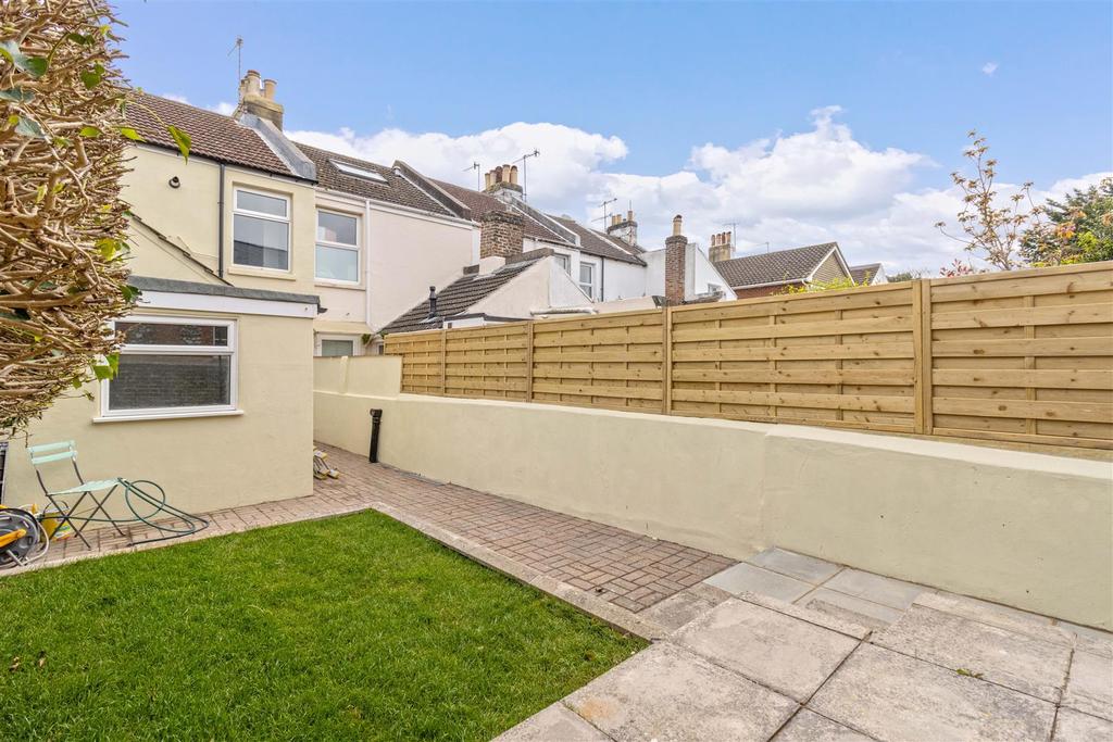 Howard Street, Worthing 2 bed terraced house £1,400 pcm (£323 pw)