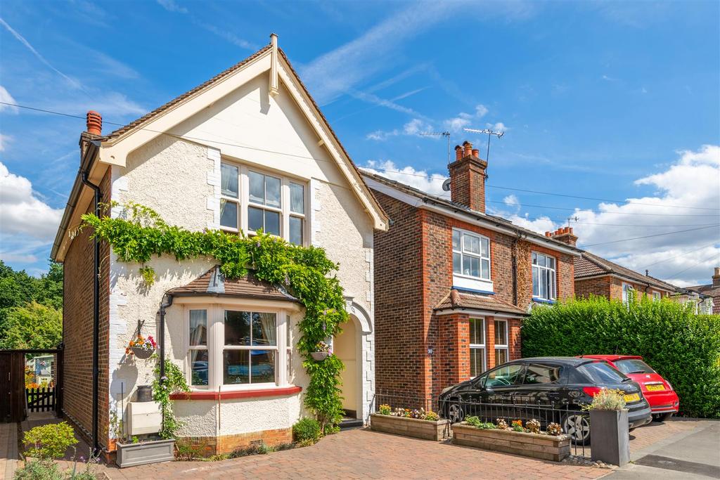 Lumley Road, Horley 3 bed detached house £625,000