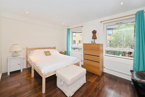 23 Abinger Mews, London, W9 3SP