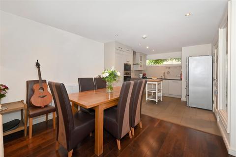 23 Abinger Mews, London, W9 3SP