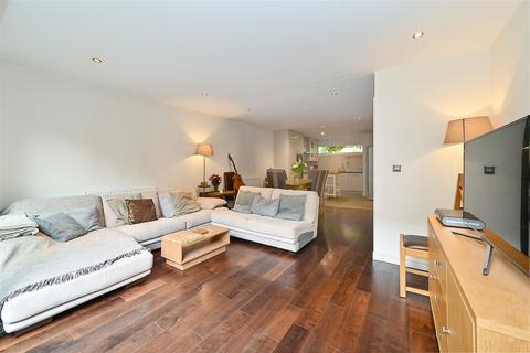 23 Abinger Mews, London, W9 3SP