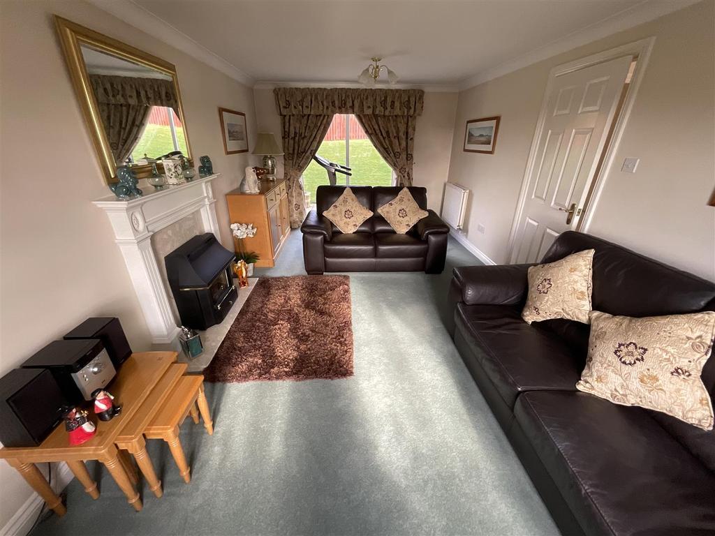 Maes Ty Gwyn, Llangennech, Llanelli 4 bed detached house £270,000