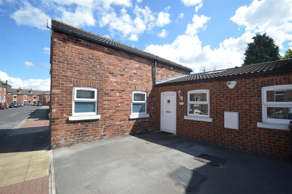 Roundhill Road, Castleford 2 bed semidetached house £125,000