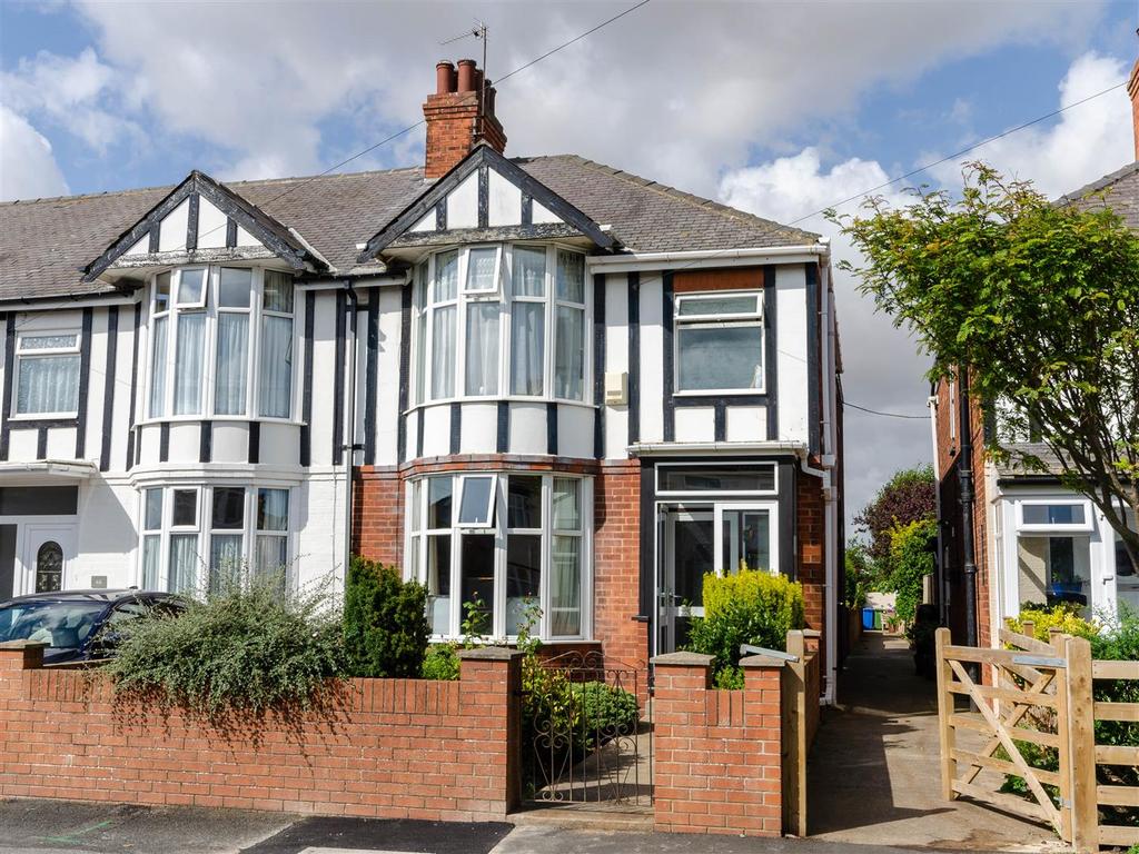 Lascelles Avenue, Withernsea 3 bed end of terrace house £150,000