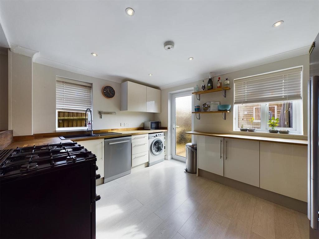 Ellington Drive, Basingstoke 2 bed semidetached house £290,000