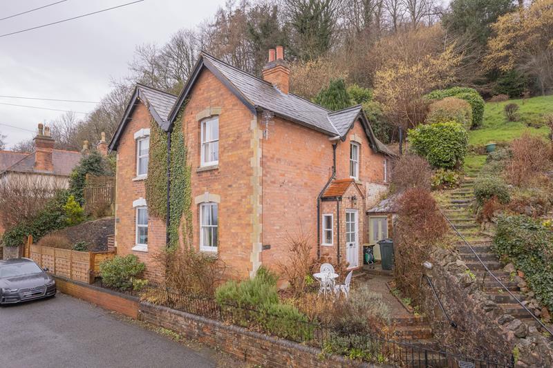 12 Eaton Road, Malvern... 2 bed semidetached house £280,000