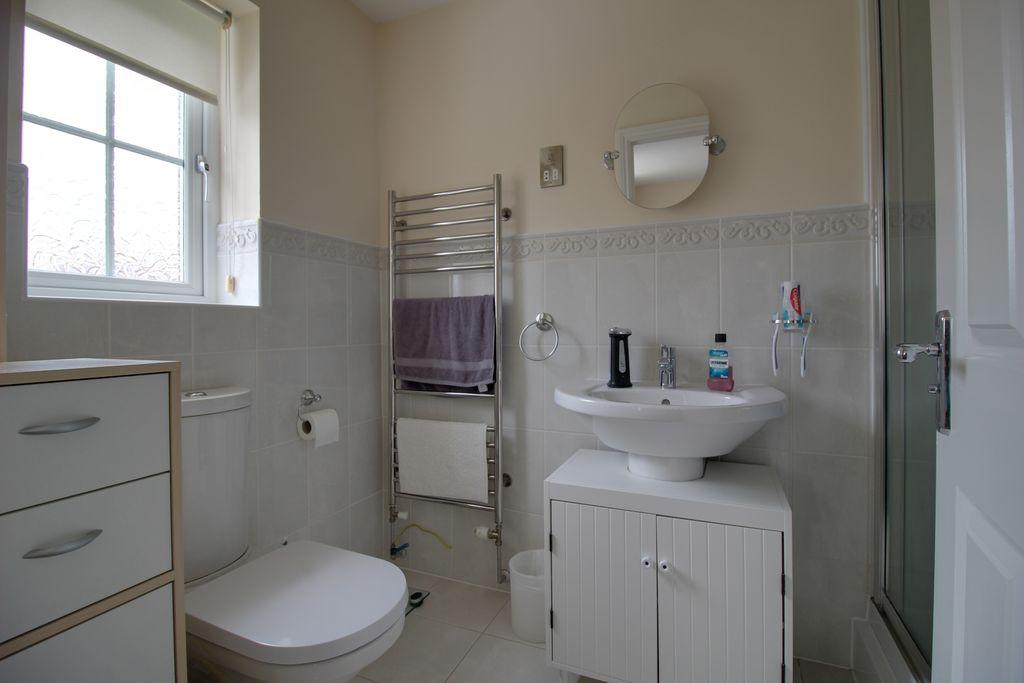 Ensuite to Bed 1