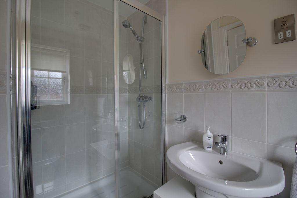 Ensuite to Bed 2
