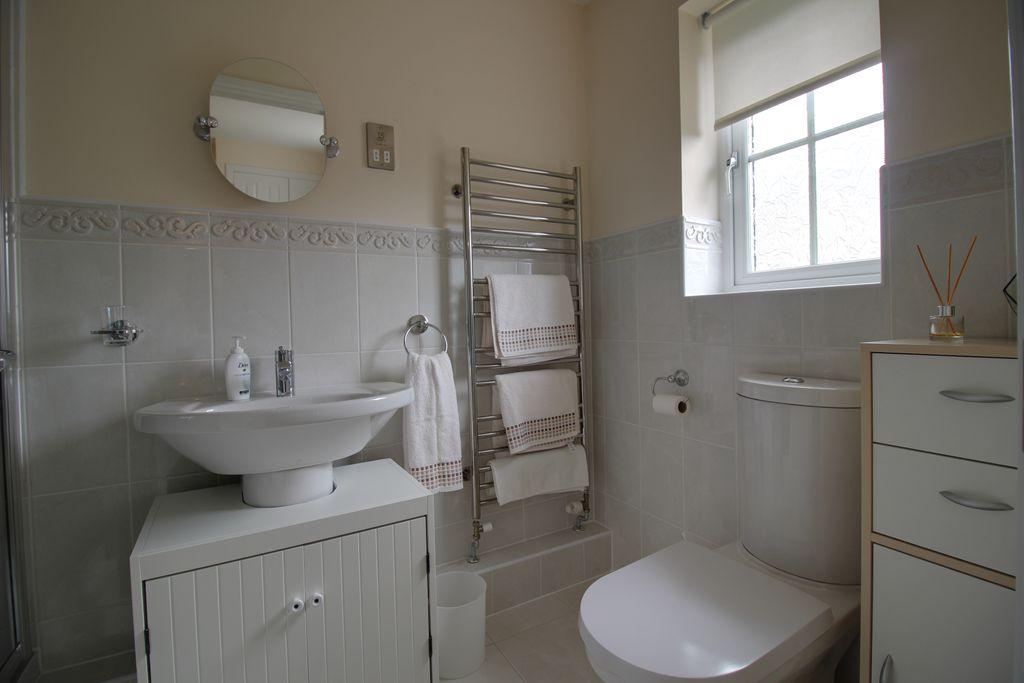 Ensuite to Bed 2