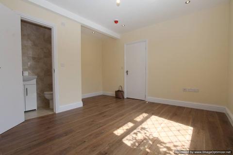 1 bedroom in a house share to rent - MORDEN, SM4