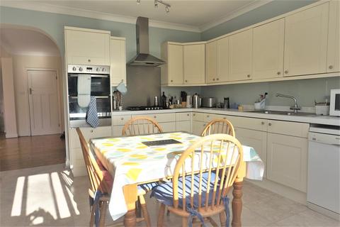 82 The Avenue, West Wickham, BR4 0DZ