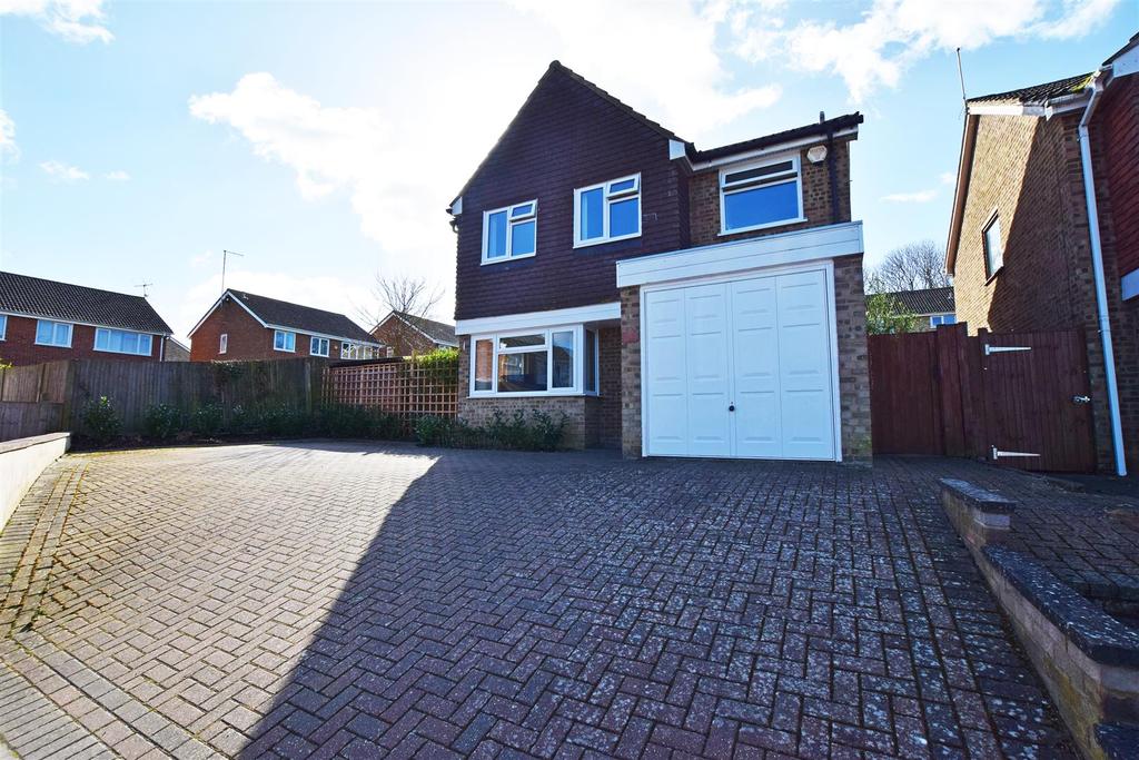 Glenwood Close, Hempstead, Gillingham 4 bed detached house £475,000