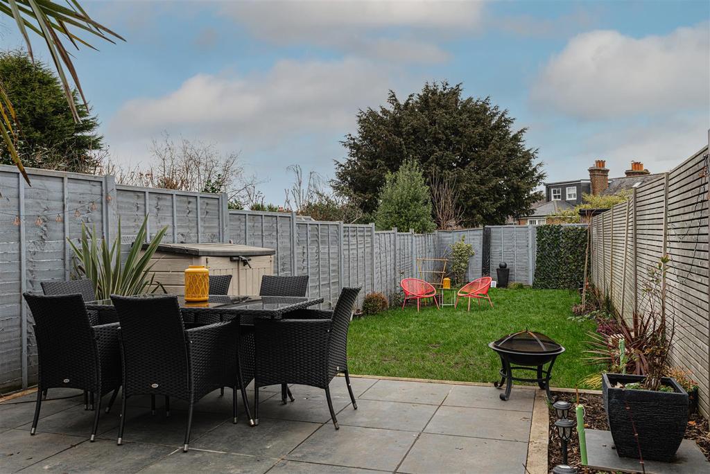 Glovers Road, Reigate 3 bed house £625,000